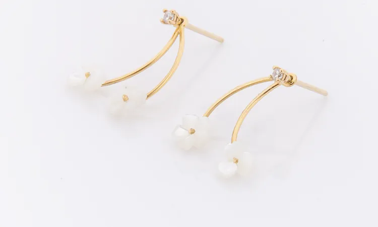 گوشواره طلای ۱۸ عیار رادا مدل پرگل